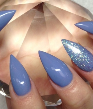 violet nails